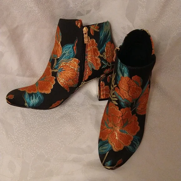 J. Renee embroidered booties Sz 7.5 🧳 - Picture 3 of 8